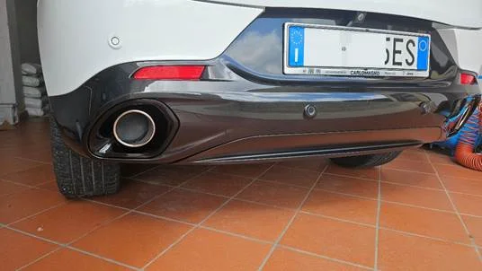 Immagine che contiene testo, veicolo, pneumatico, automobile  Il contenuto generato dall'IA potrebbe non essere corretto.