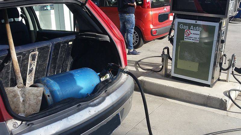 18128-ricarica-bombole-gas-distributore.jpg