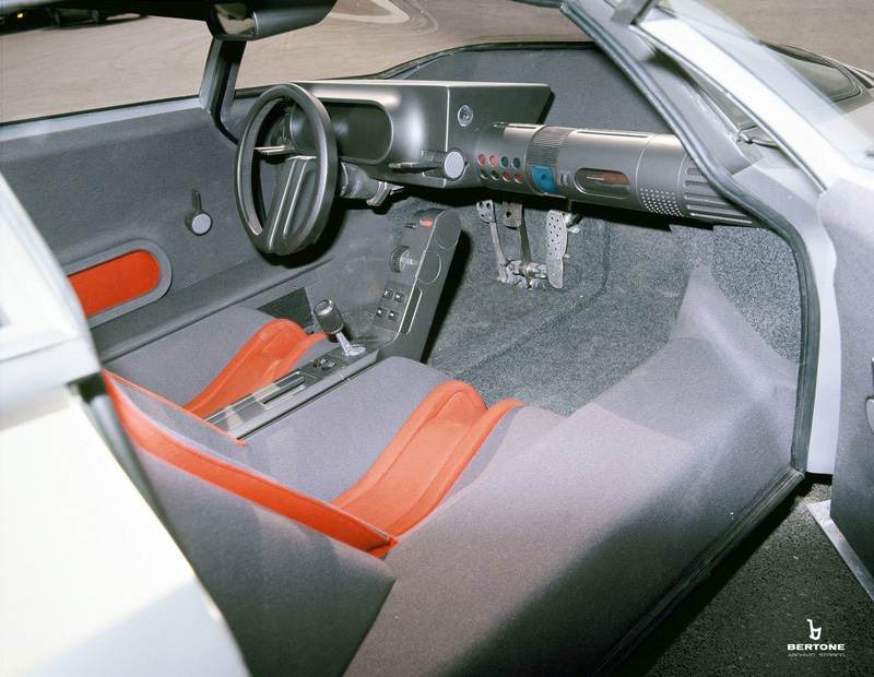 1976_Bertone_Alfa-Romeo_Navajo_interior_03.jpg