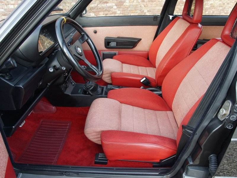1987 Alfa Romeo Giulietta 2.0 Turbo interni.jpg