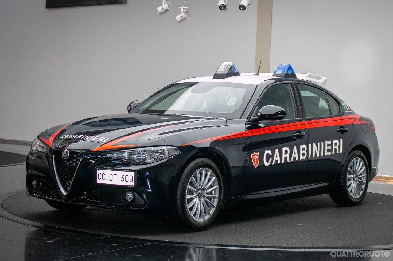 2021-alfa-romeo-giulia-carabinieri-01.jpg