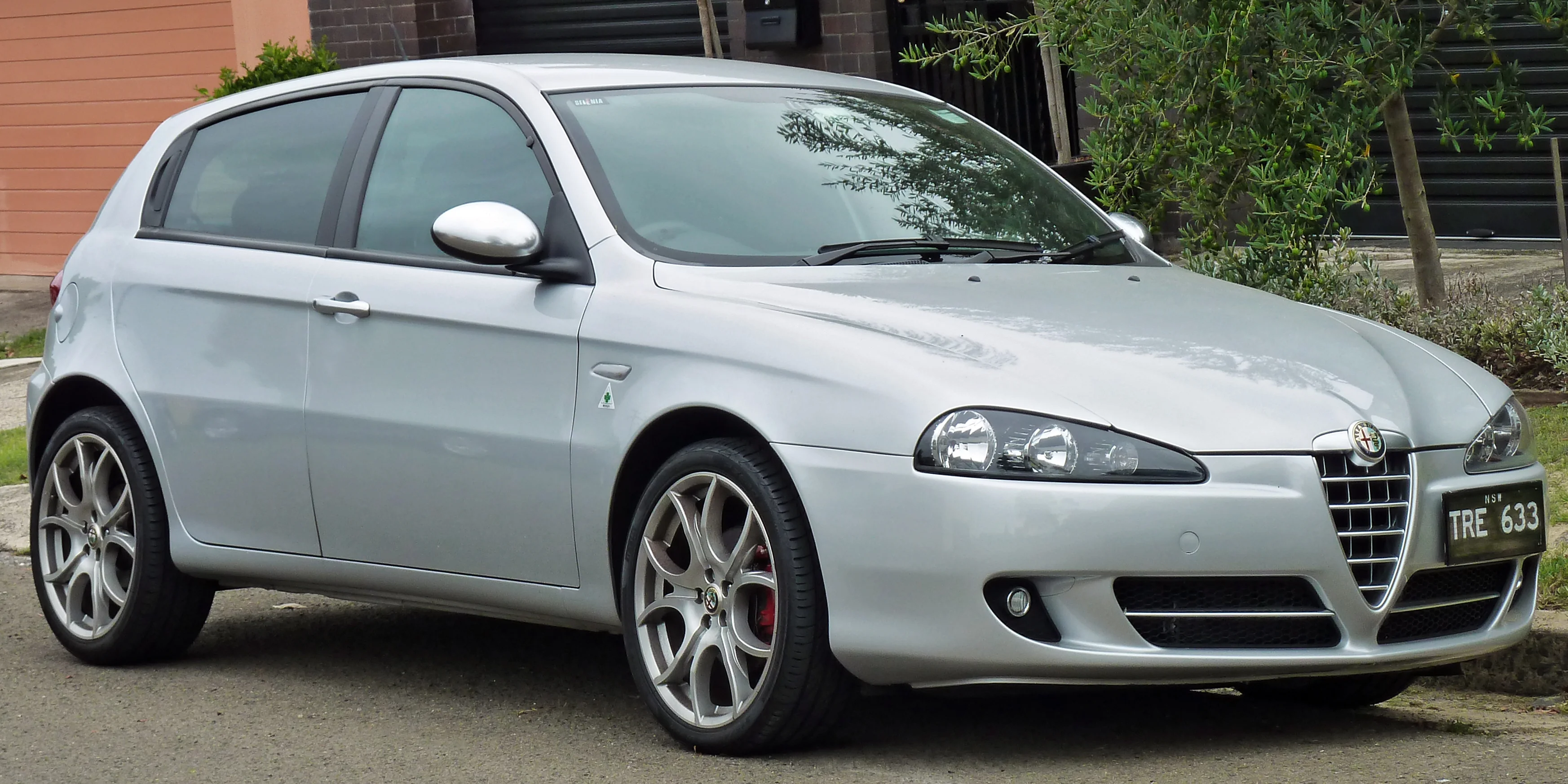 alfa-romeo-147-i-restyling-2004-2010-hatchback-3-door-exterior-3.webp