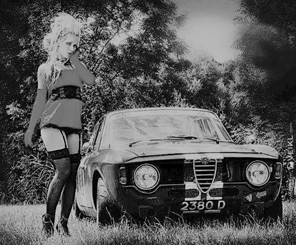Alfa Romeo Giulia GT Girls.jpg