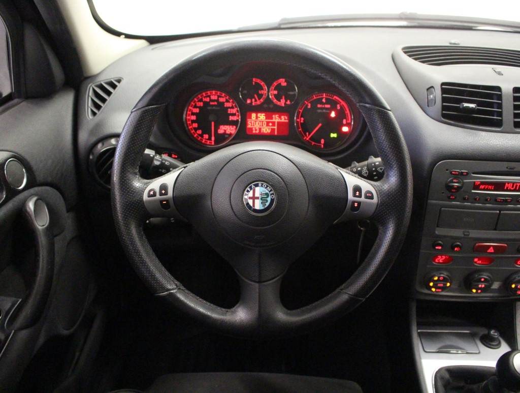 alfa_romeo-147_1.9_jtd_120_5_porte_distinctive-2018134639_16 interni.jpg