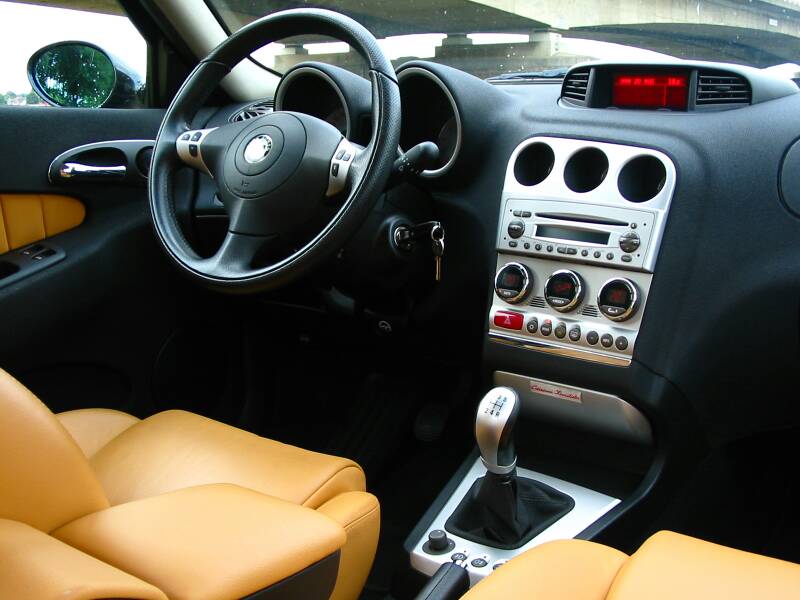 Alfa_Romeo_156_2nd_series_interior_2.jpg