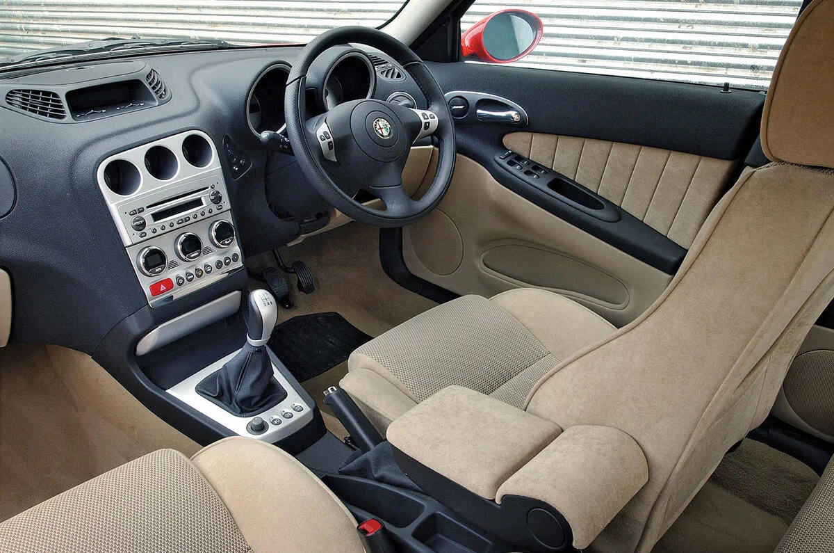 AR-156-interior.webp