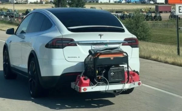 auto-elettrica-ricarica-con-generatore.webp