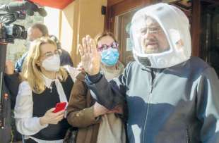 beppe-grillo-con-il-casco-da-astronauta-1427626_tn.jpeg