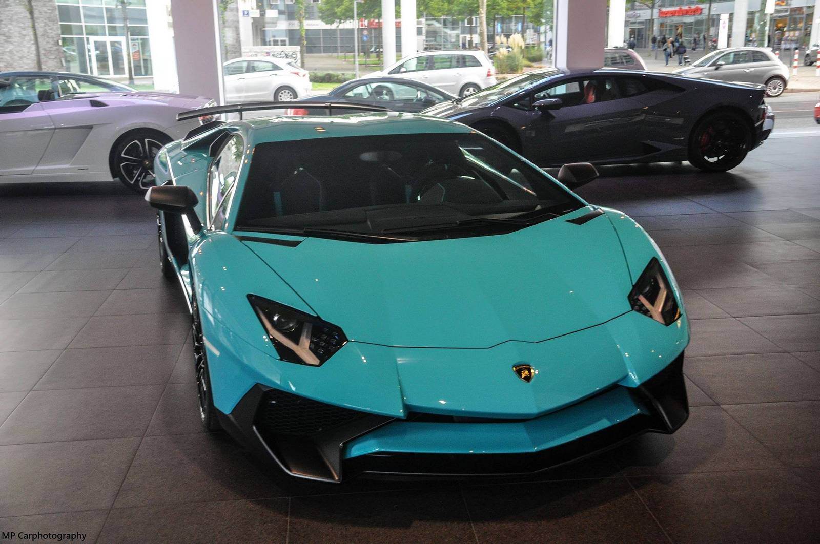 Blu-Lamborghini-Aventador-SV-1.jpg