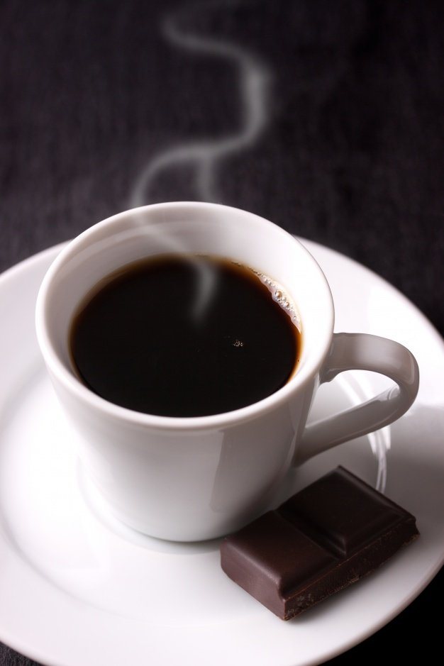 caffe-caldo-con-un-pezzo-di-cioccolato_1220-79.jpg