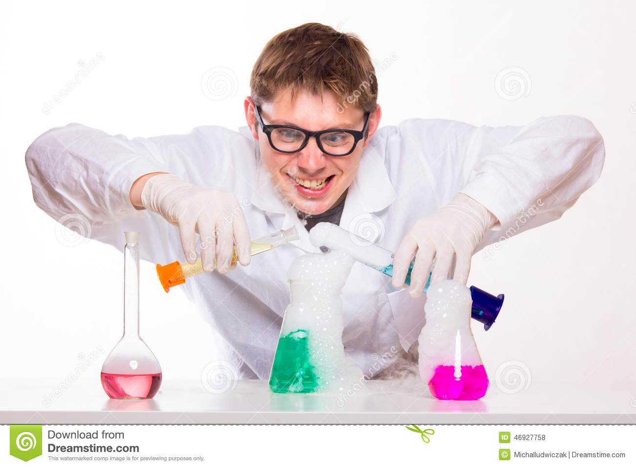 chimico-pazzo-laboratorio-che-fa-reazione-46927758.jpg