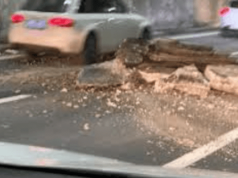 crollo_soffitto_autostrada_88e38bdf4c323c8904a36f2756714628.png