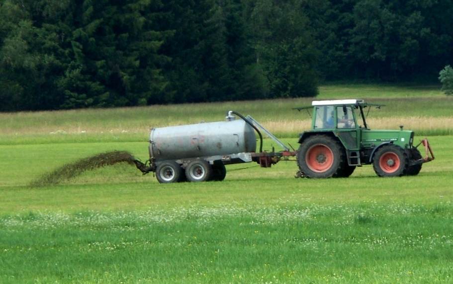 Güllefahren_mit_Fendt-Schlepper_bei_Immenstadt.jpg