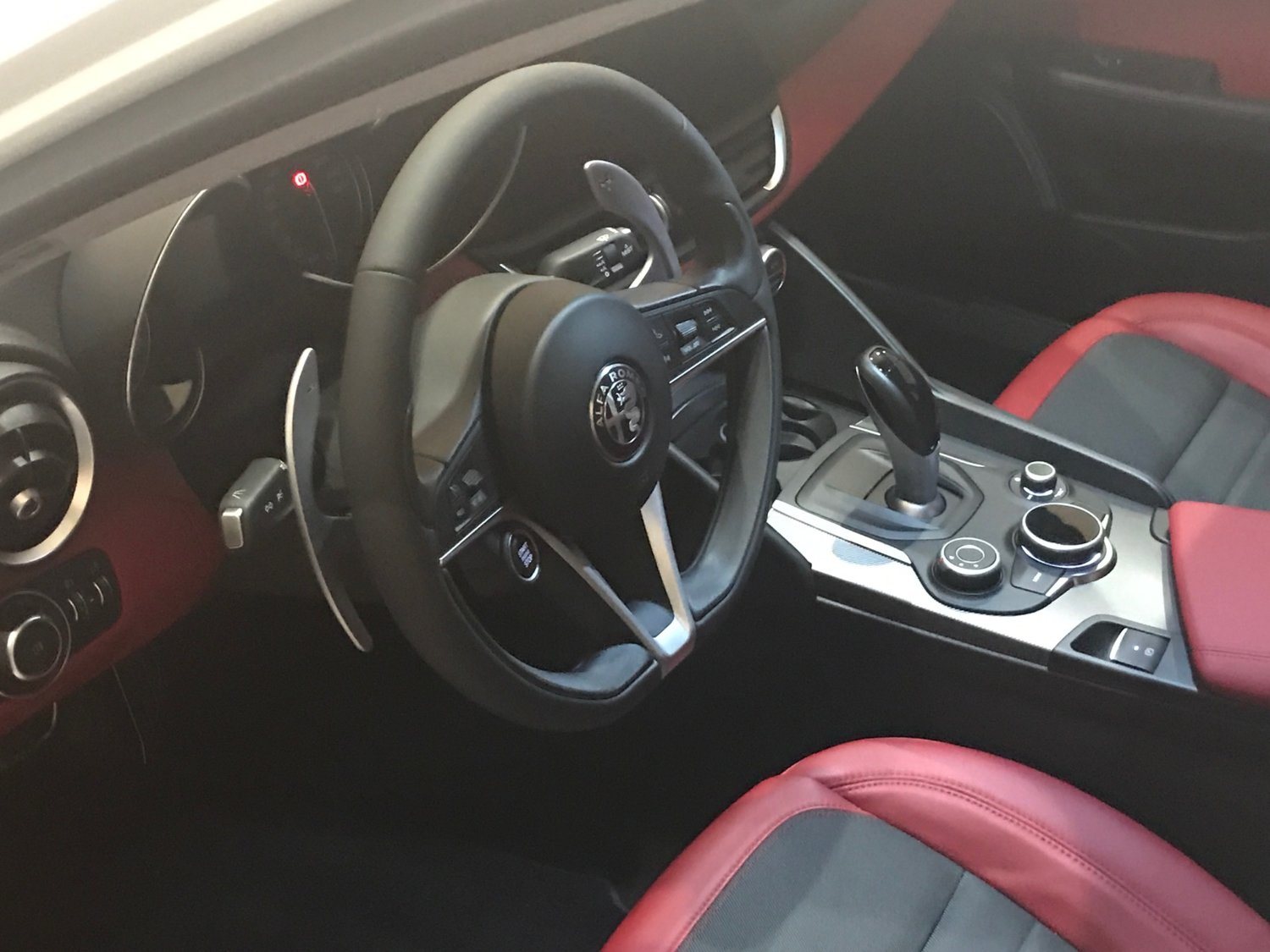 Alfa Romeo Giulia >> GIULIA - INTERNI in tessuto nero e pelle rossa | Pagina 4 ... Alfa Romeo Giulia >> GIULIA - INTERNI in tessuto nero e pelle rossa | Pagina 4 ...