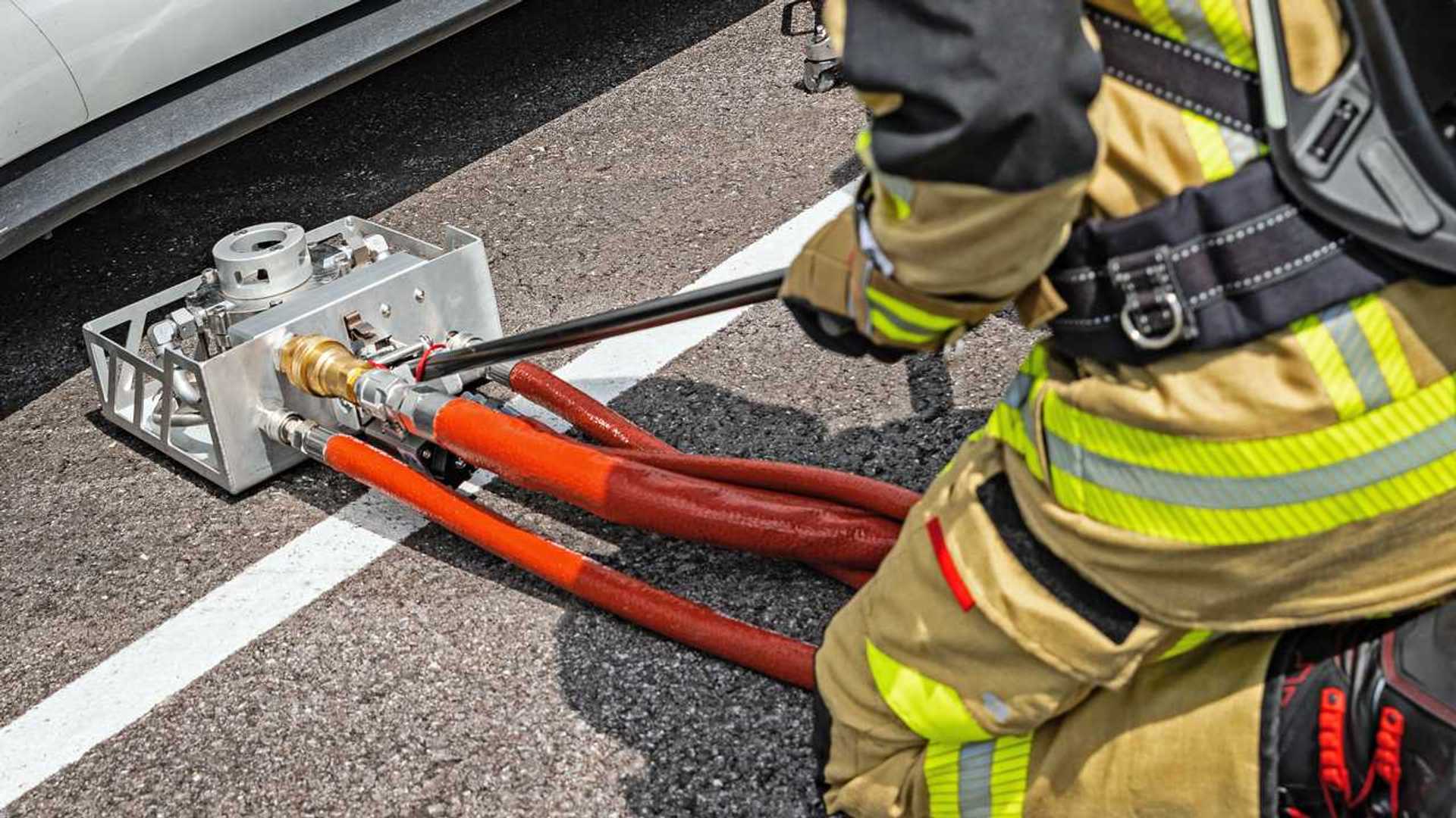 l-estintore-rosenbauer-per-le-auto-elettriche.jpg