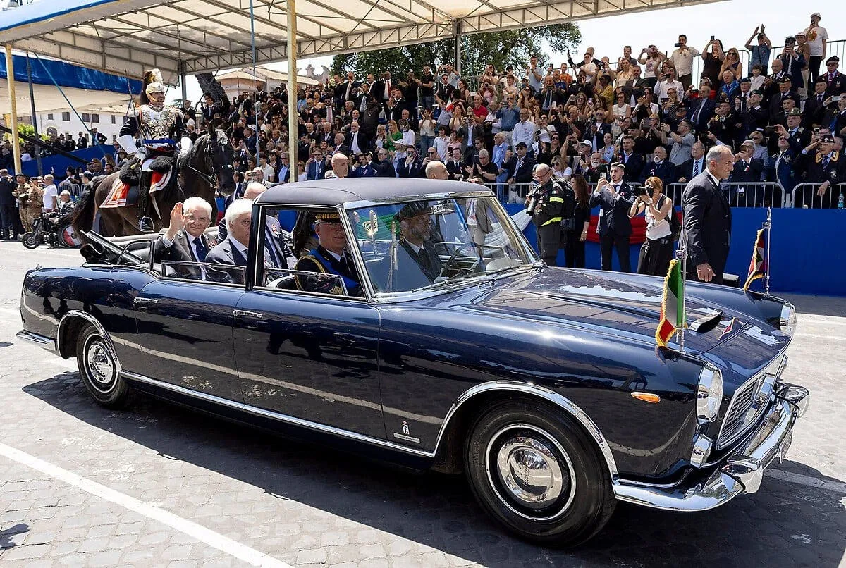 Discussione 'Il Presidente della Repubblica Sergio Mattarella a bordo della Lancia Flaminia presidenziale alla cerimonia del 2 giugno'