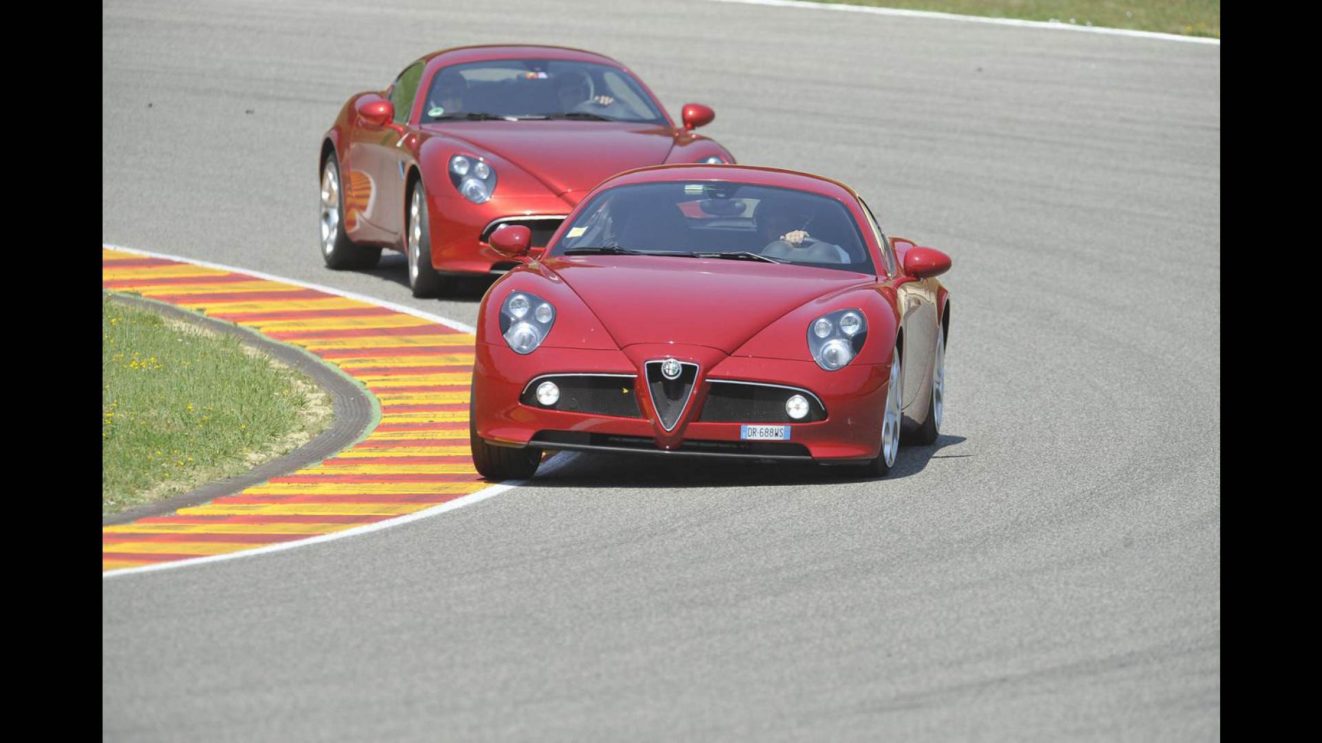 le-alfa-8c-infiammano-la-toscana1.jpg