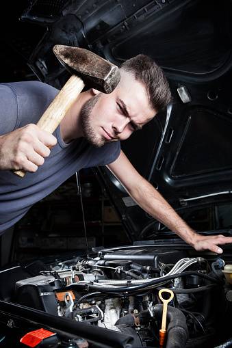 -meccanico-auto-riparazione-motore-motore-martello.jpg