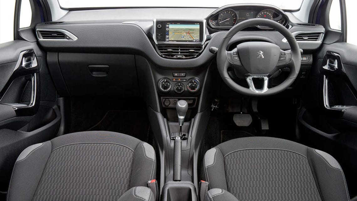 peugeot-208-2015-%283%29.jpg