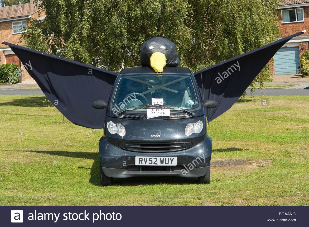 smart-auto-con-aggiunta-di-ali-e-testa-di-corvi-a-flamstead-spaventapasseri-festival-bgaang.jpg