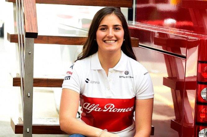 Tatiana-Calderon-presentazione-Test-Driver-Sauber-Alfa-Romeo-2018-foto-2-666x443.jpg