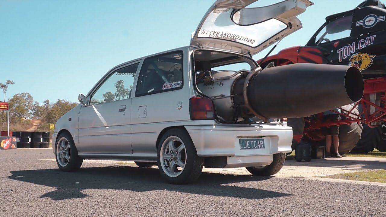 una-folle-daihatsu-mira-monta-motore-jet-2600-cv-city-car-impressionante-v3-565502.jpg