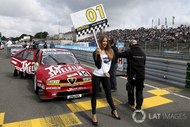 vintage-tourenwagen-classics-norisring-2017-grid-girl-of-stephan-rupp-alfa-romeo-155-ti-v.jpg