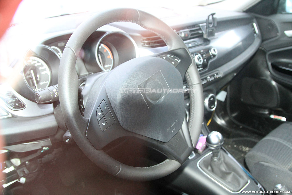 images.thecarconnection.com_lrg_2011_alfa_romeo_giulietta_spy_shots_100304699_l.jpg