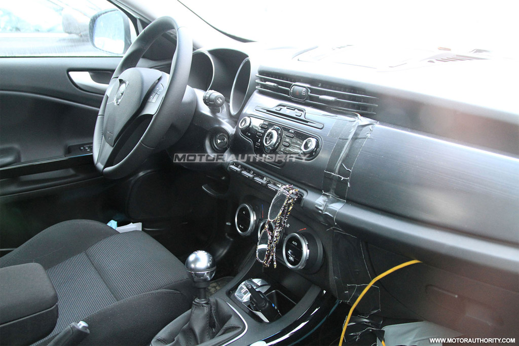 images.thecarconnection.com_lrg_2011_alfa_romeo_giulietta_spy_shots_100304700_l.jpg