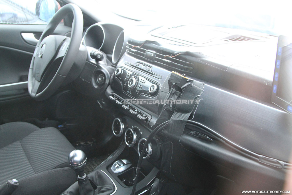 images.thecarconnection.com_lrg_2011_alfa_romeo_giulietta_spy_shots_100304701_l.jpg
