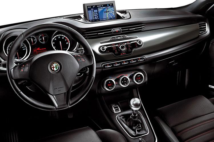 put.edidomus.it_auto_mondoauto_attualita_foto_233410_5216_big_240210_Giulietta_011.jpg