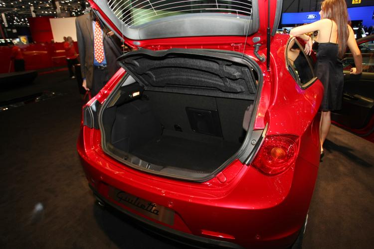 put.edidomus.it_auto_mondoauto_eventi_foto_Ginevra2010_big_2806_4680_Alfa_giulietta20.jpg