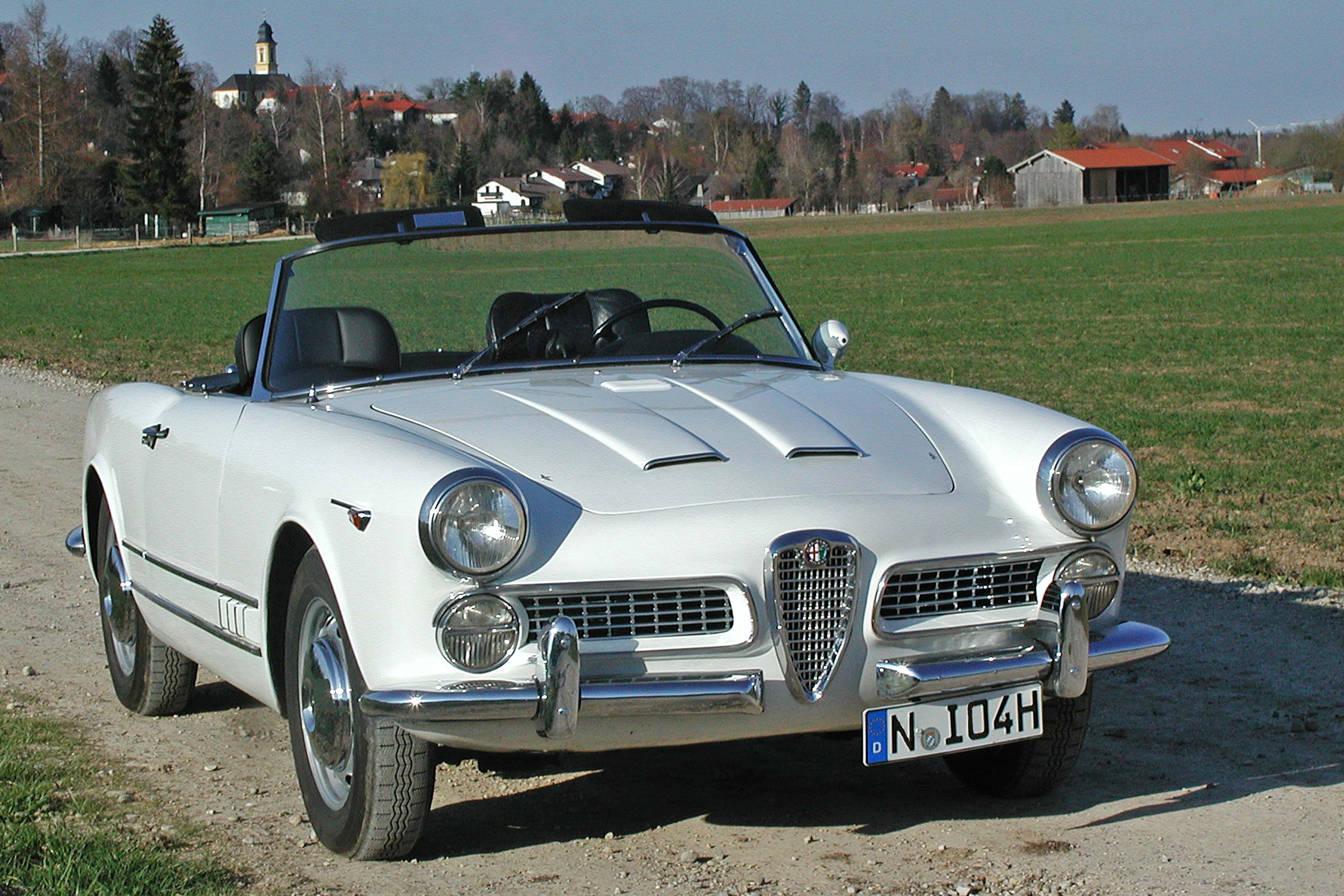 upload.wikimedia.org_wikipedia_commons_f_f6_Alfa_2000_touring_spider.JPG