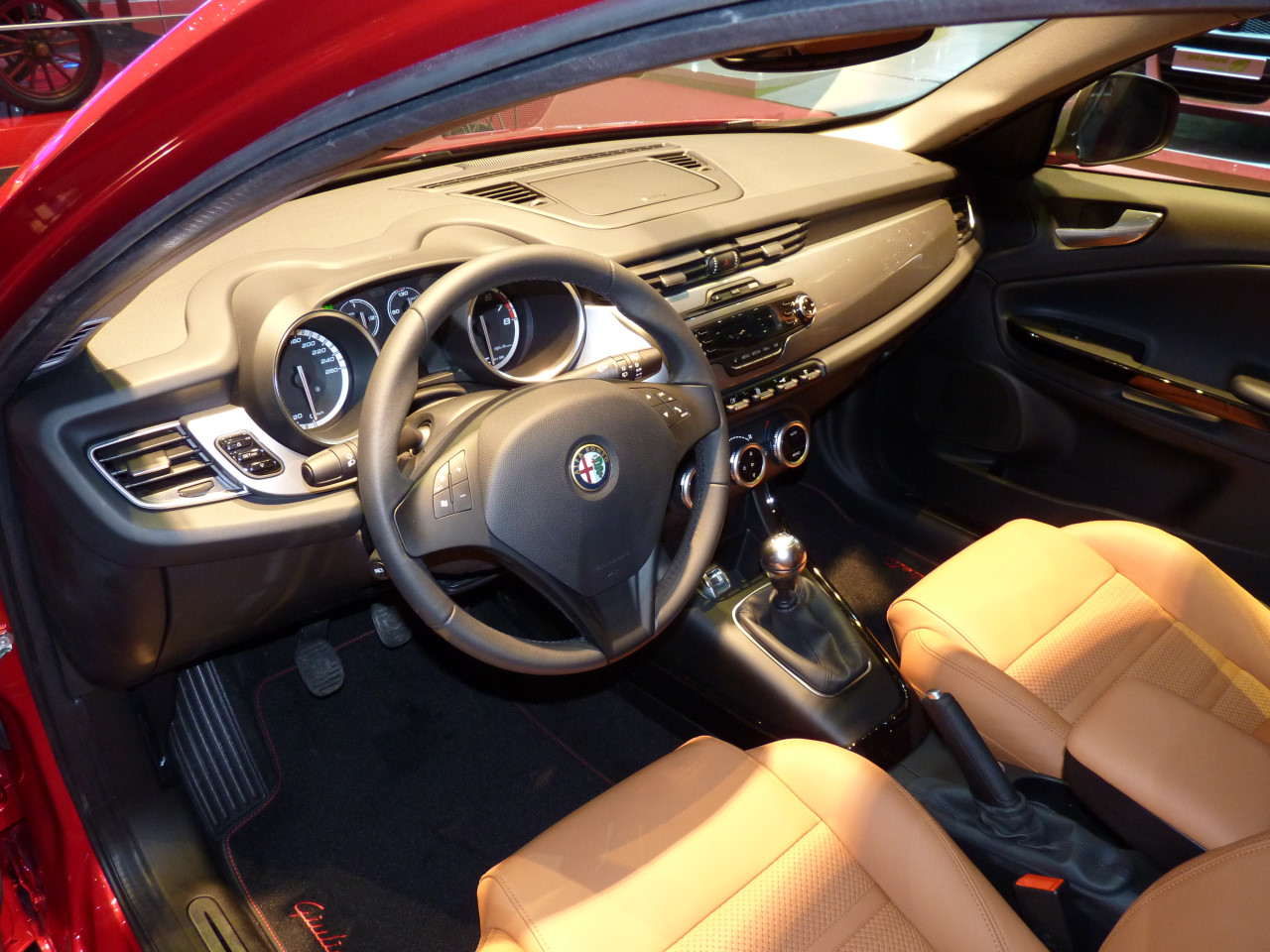 www.blogcdn.com_es.autoblog.com_media_2010_03_giuliettagin11.jpg