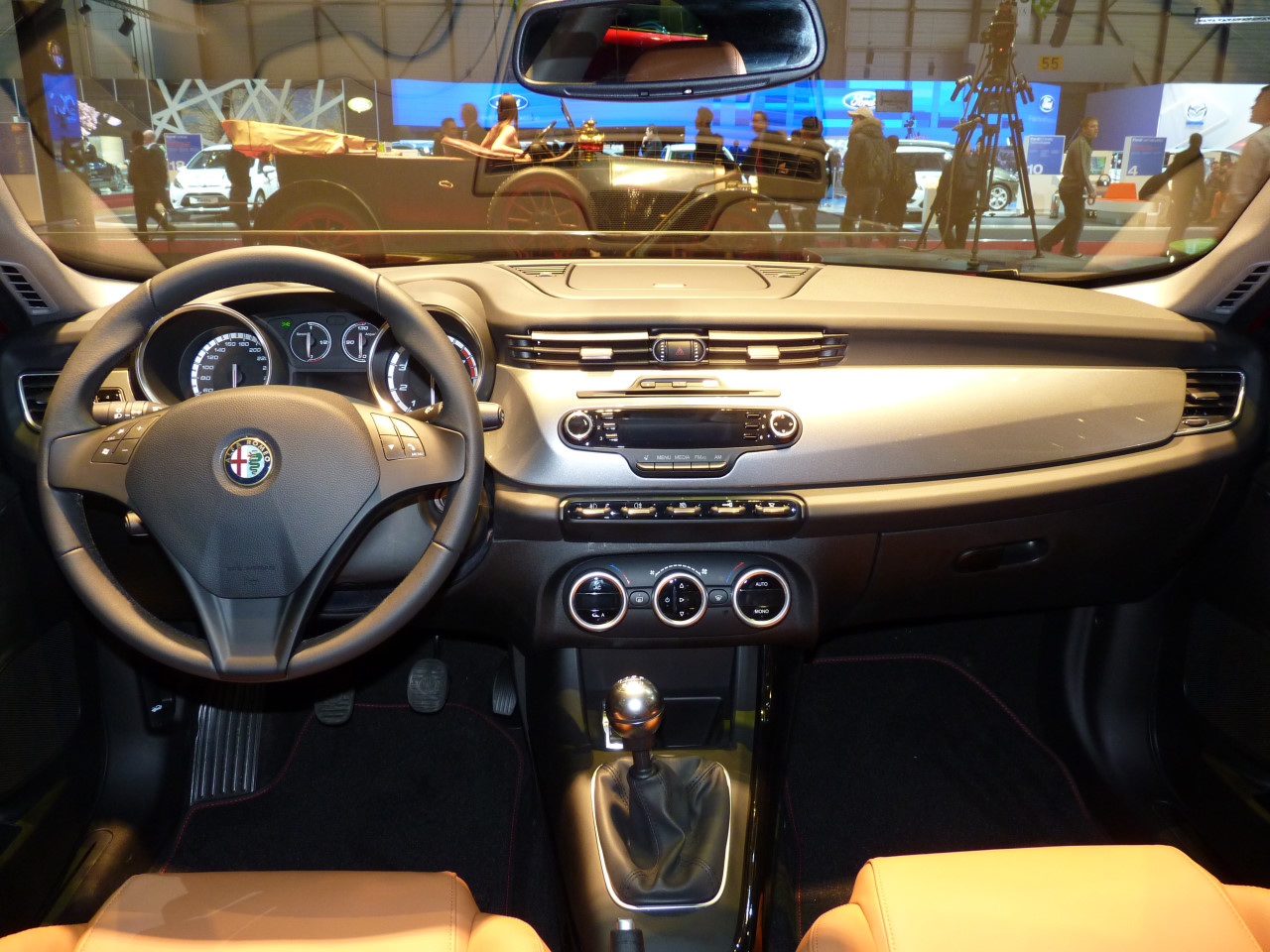 www.blogcdn.com_es.autoblog.com_media_2010_03_giuliettagin12.jpg