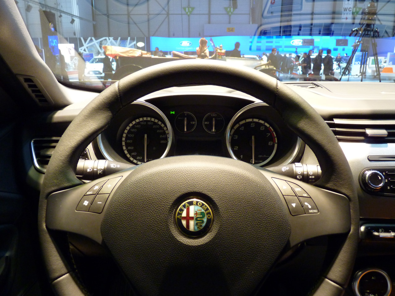 www.blogcdn.com_es.autoblog.com_media_2010_03_giuliettagin13.jpg