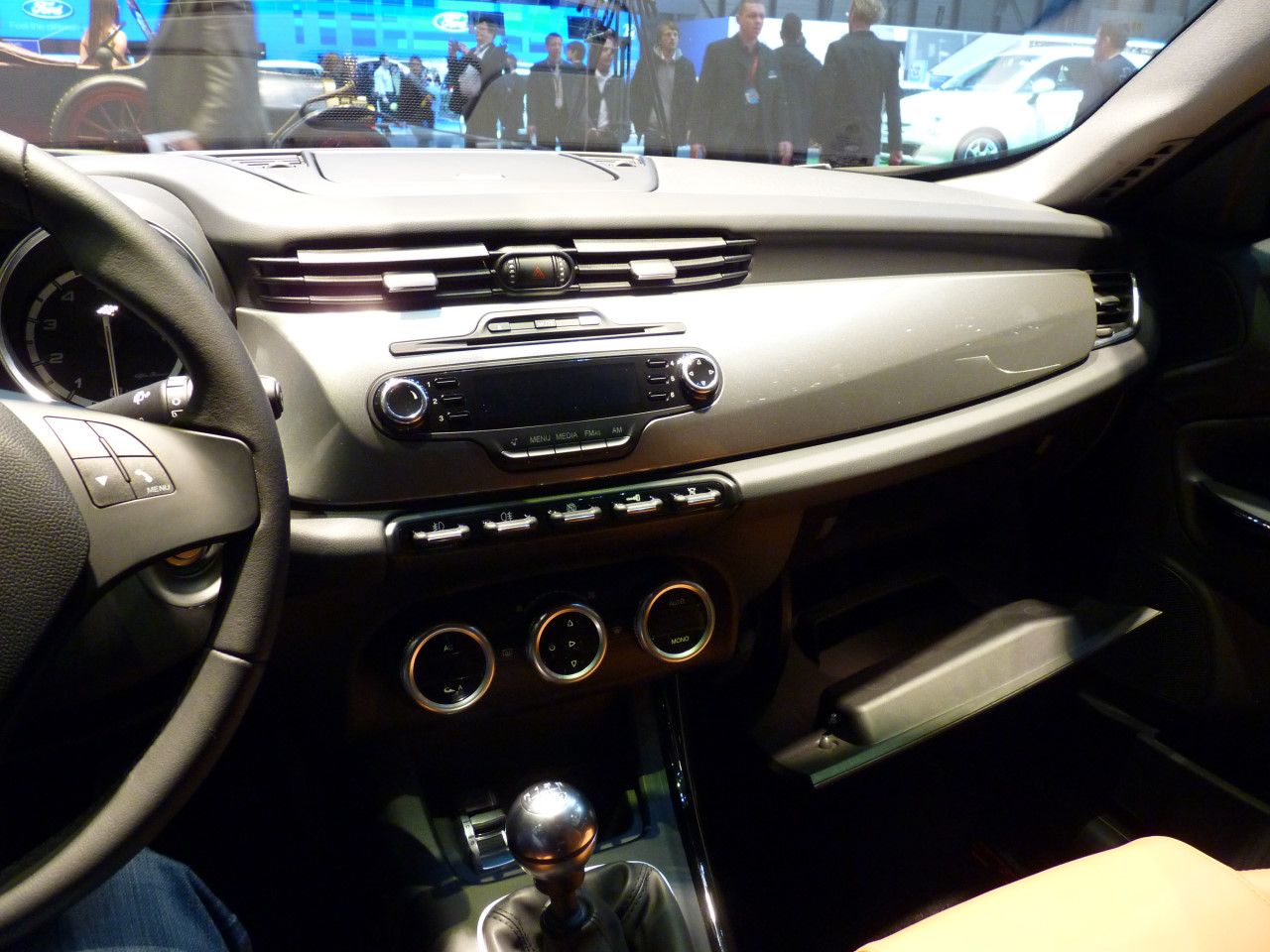 www.blogcdn.com_es.autoblog.com_media_2010_03_giuliettagin14.jpg
