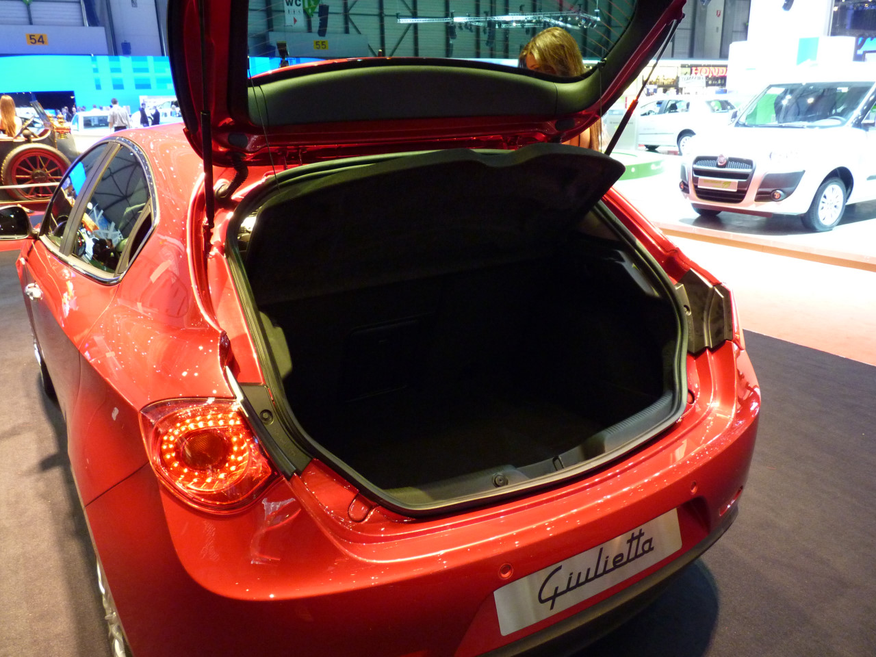 www.blogcdn.com_es.autoblog.com_media_2010_03_giuliettagin17.jpg