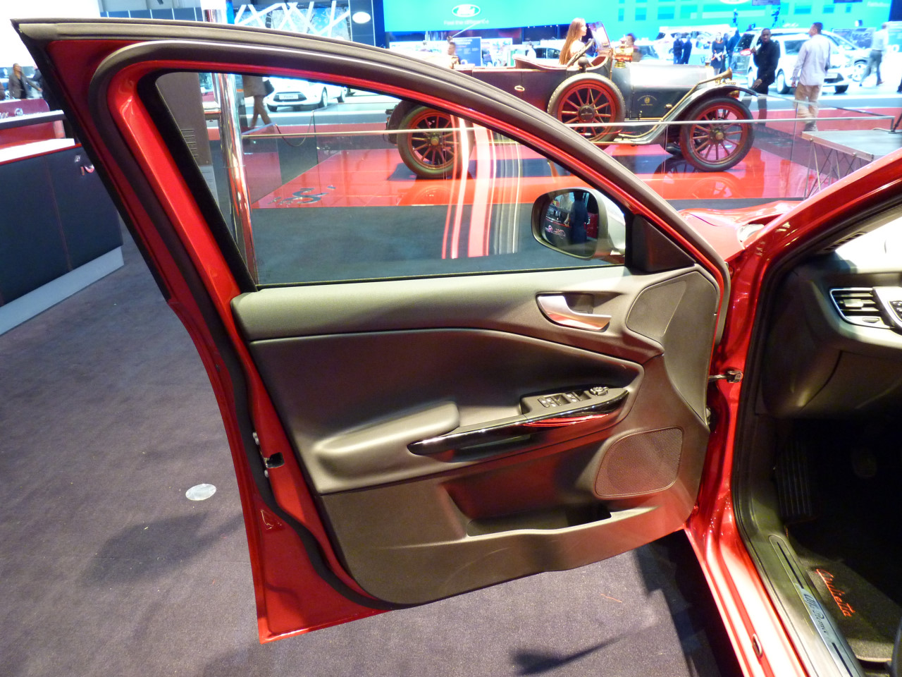 www.blogcdn.com_es.autoblog.com_media_2010_03_giuliettagin18.jpg