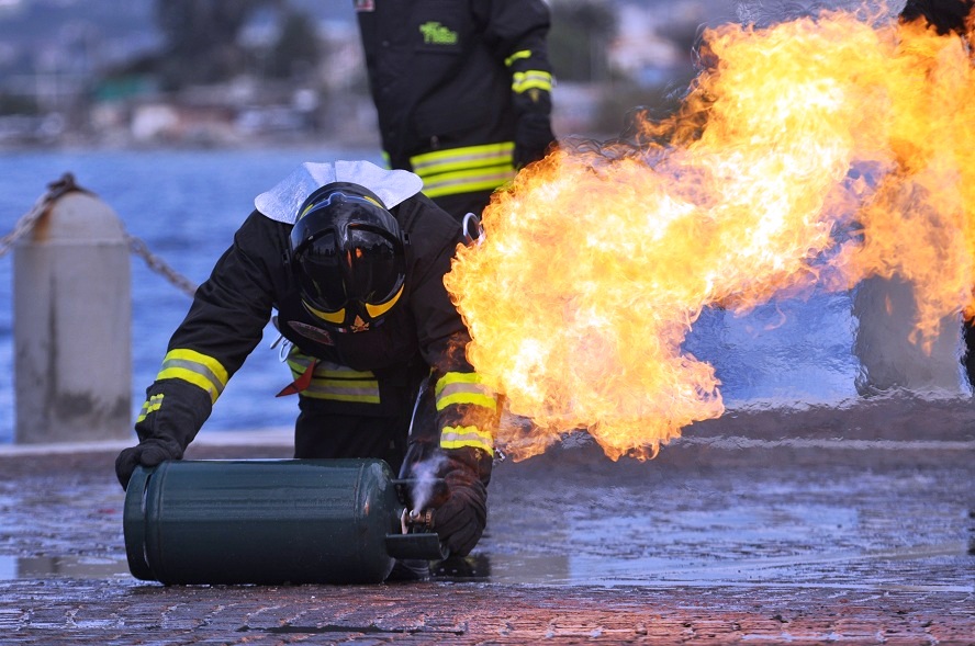 www.targatocn.it_fileadmin_archivio_targatocn_immagini_saluzzese_Vigili_fuoco_con_bombola_GPL.jpg