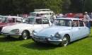 Citroen_DS_19_ca_1965_gregarious_at_Castle_Hedingham_2008.jpg