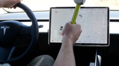tesla_model_3_screen_hammer_720.jpg